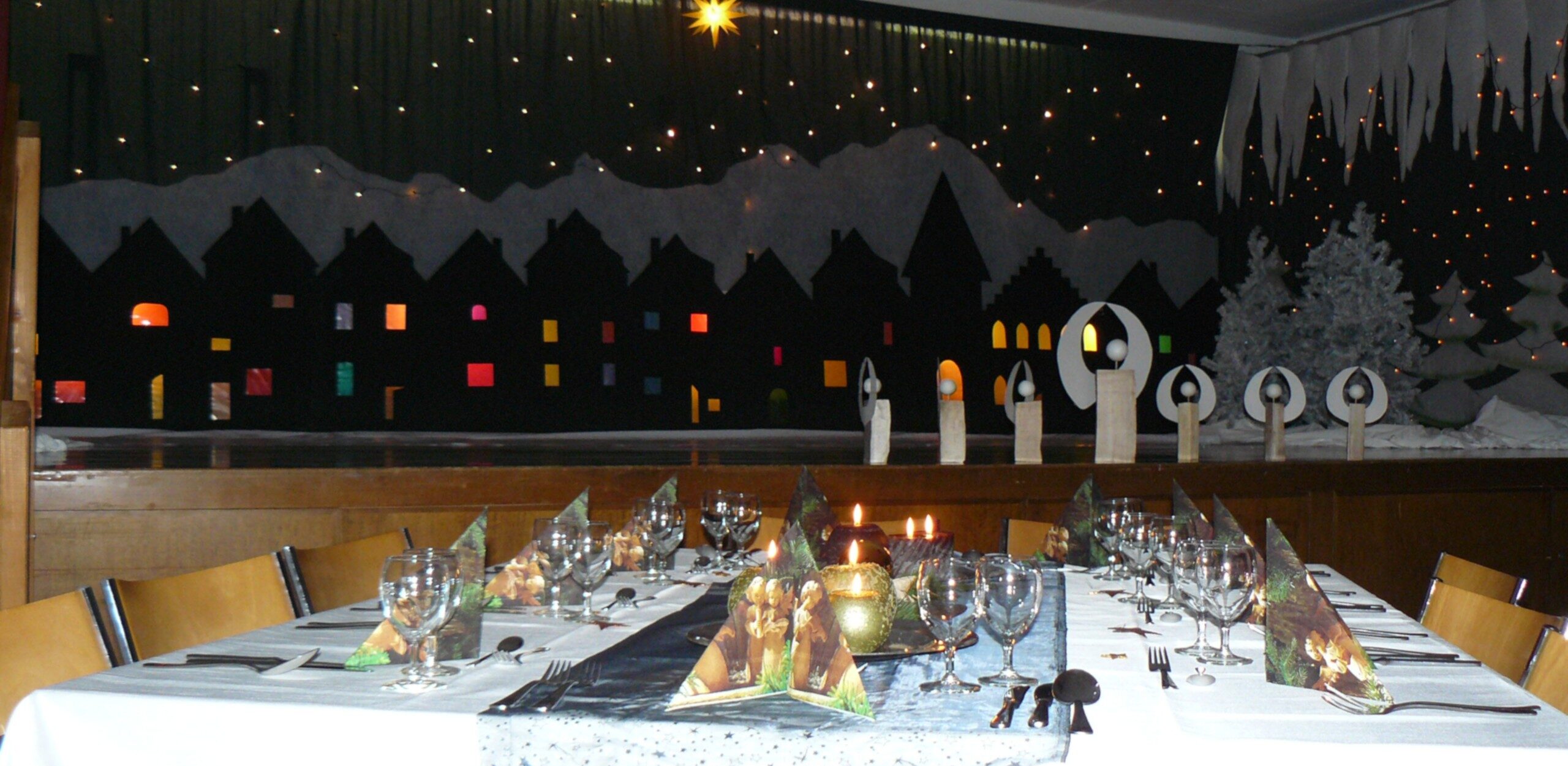 Adventsdeko im Fridolinsheim aufhängen